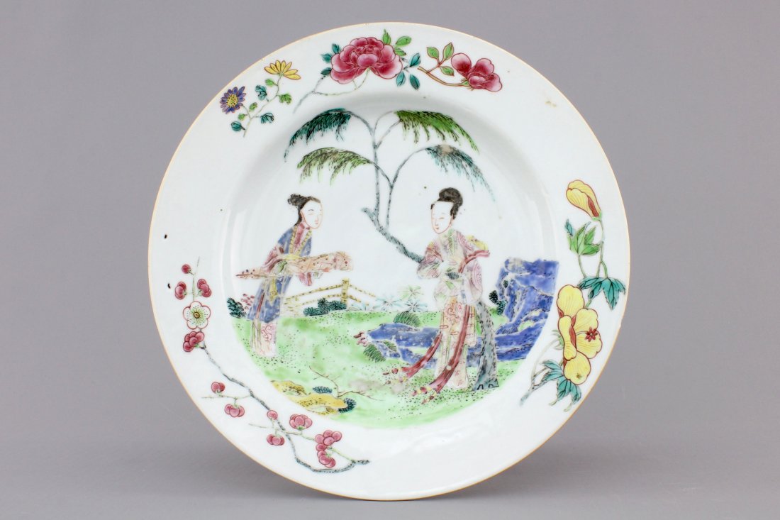 A Chinese famillle rose porcelain plate with ladies in: Dia.: 22,5 cm