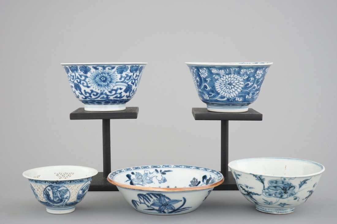 A set of 5 Chinese blue and white porcelain bowls, Ming: H: 7,5 cm (the tallest bowl) Dia.: 15,5 cm (the widest bowl)