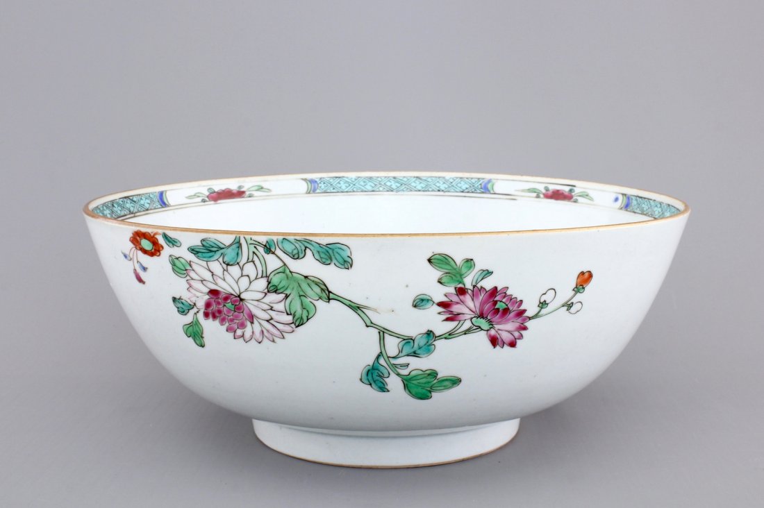 A large Chinese famille rose export porcelain bowl,: Dia.: 27 cm