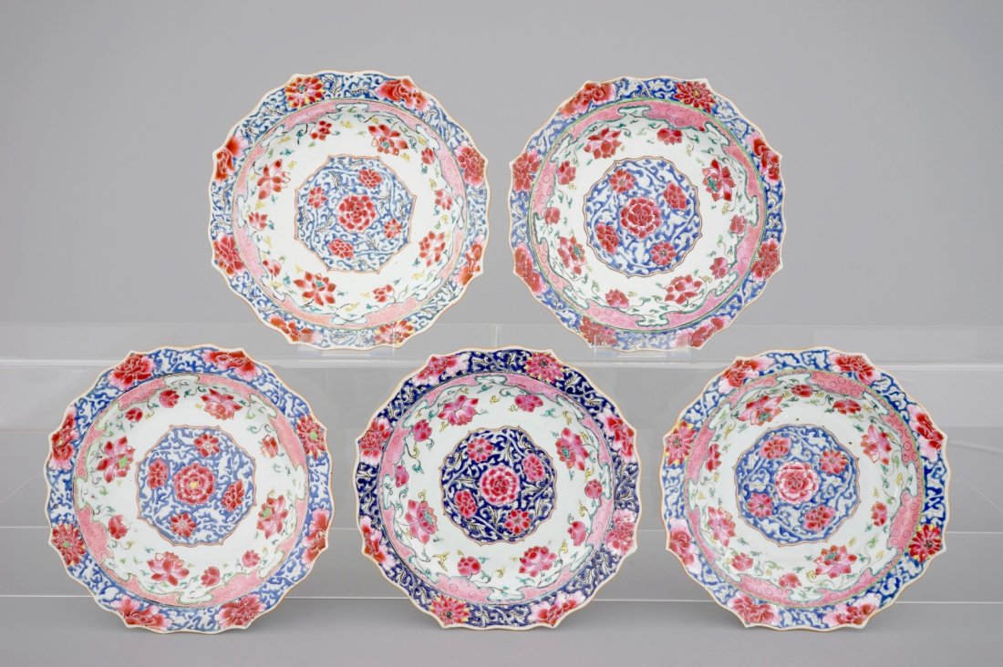 A set of five unusual Chinese famille rose porcelain: Dia.: 22,5 cm