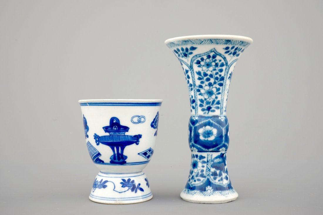 A small blue and white Chinese porcelain vase and a: H.: 13 cm (the vase)