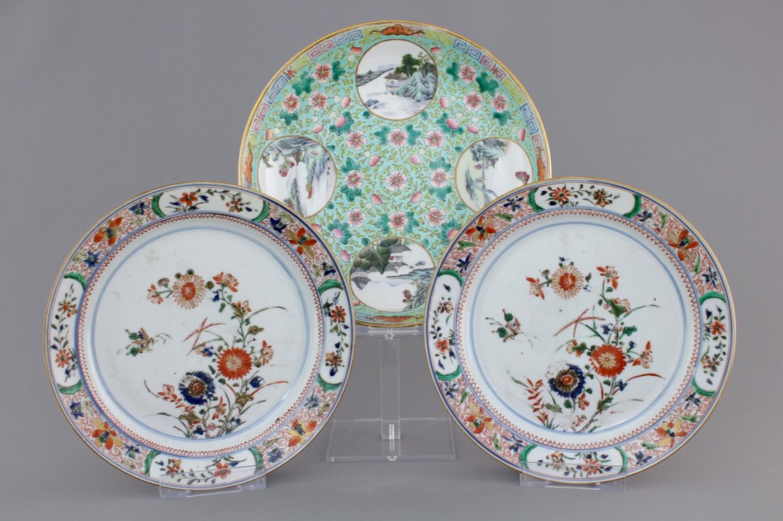 A pair of Chinese famille verte plates, Kangxi, and a: Dia.: 24,5 cm (the single plate)