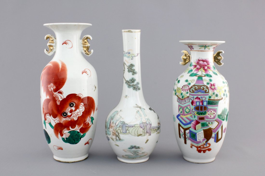 Three Chinese famille rose porcelain vases, 19th C.: H.: 26 cm (the tallest)