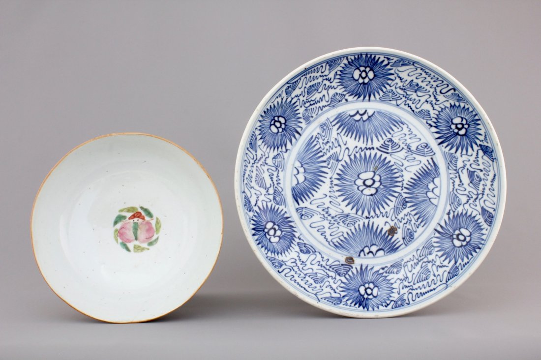 A blue and white Chinese porcelain plate with flowers: Dia.: 27 cmÃ‚Â