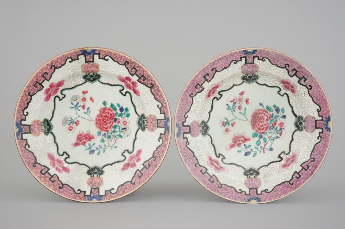 A pair of Chinese famille rose bianco sopra bianco: Dia.: 32,5 cm Condition: Both restored