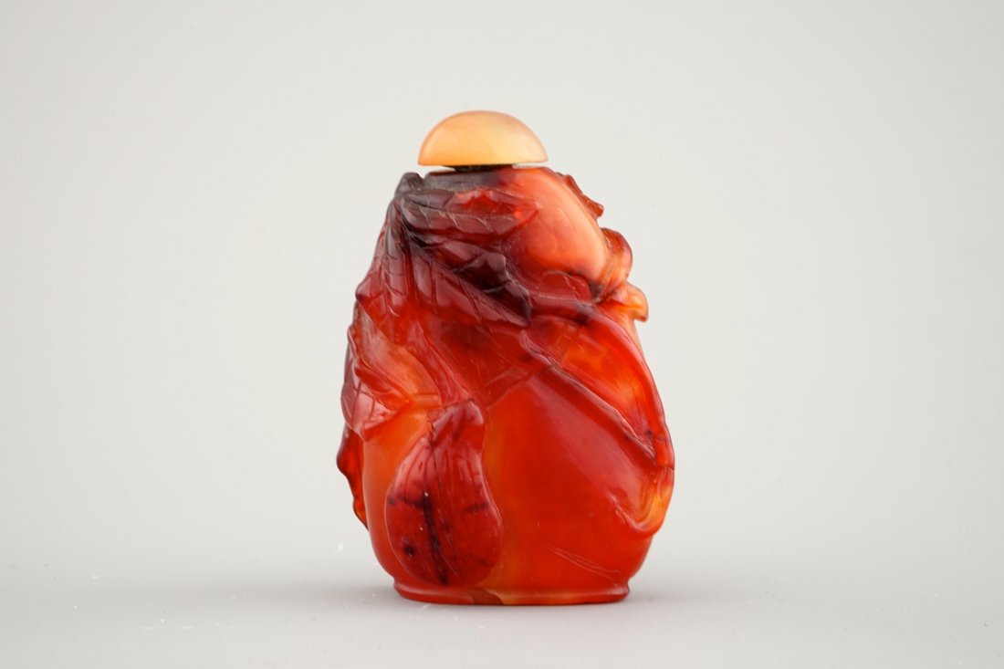 An attractive Chinese carved agate snuff bottle, 19/20t: H: 8 cm