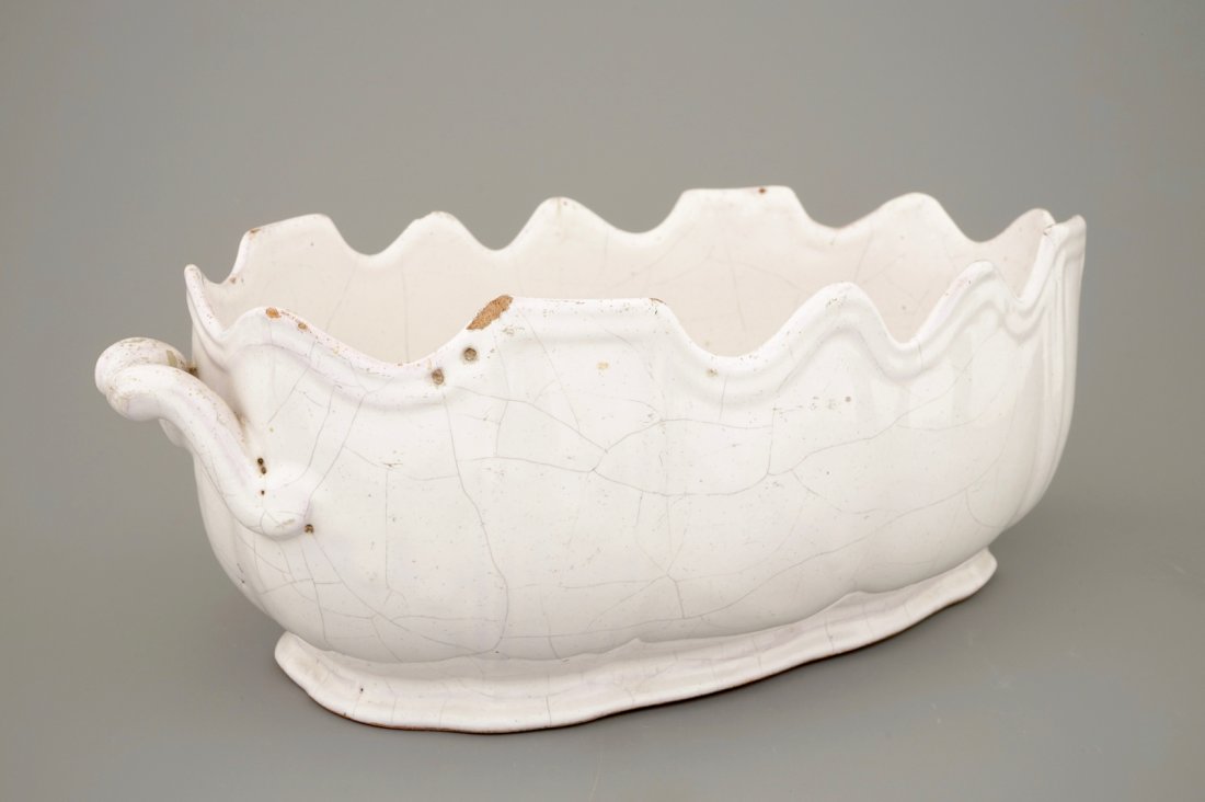 A white Delft monteith, 18th C.: Dim.: 30 x 18 x 11,5 cm Possibly of French origin.