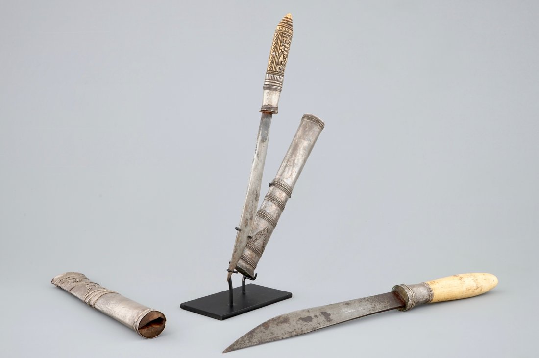 Two Burmese ivory and silver Dha knives, 19/20th C.: L.: 41,5 cm (the longest)