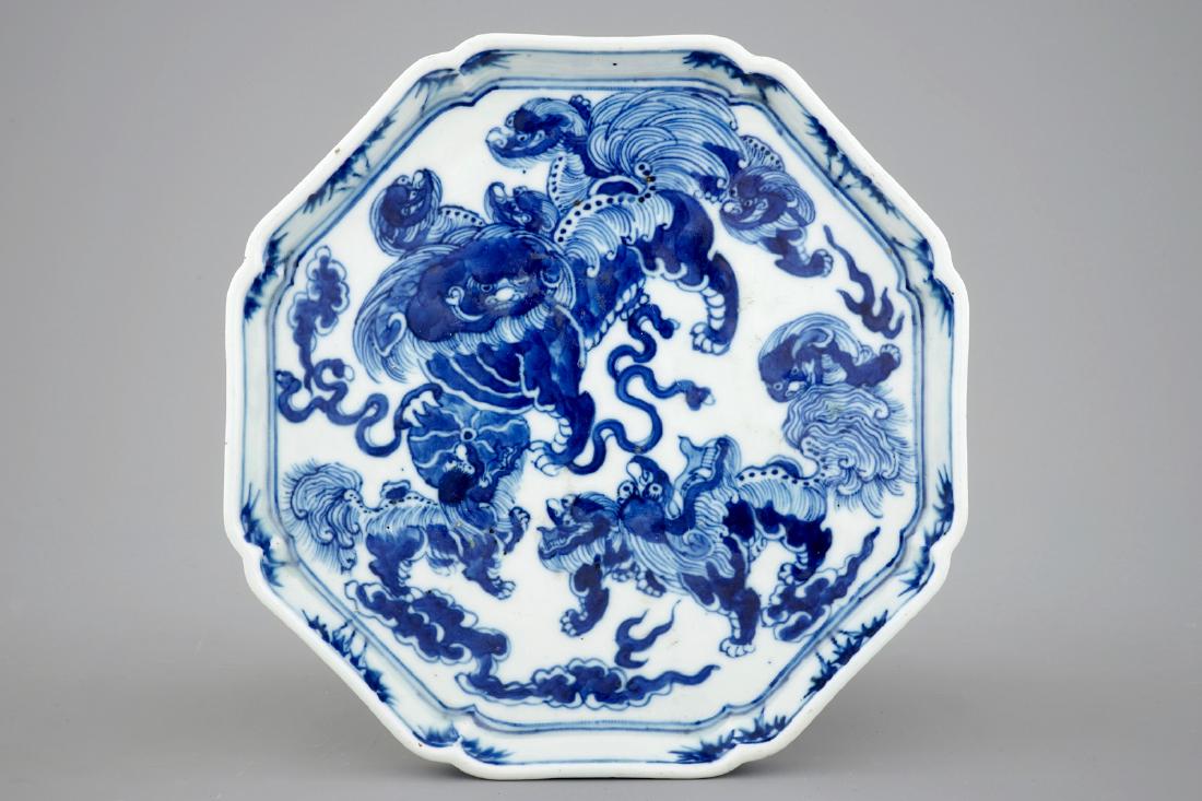 A Chinese octagonal blue and white dish with foo dogs,: A Chinese octagonal blue and white dish with foo dogs, 19th C. Dia.: 23 cm