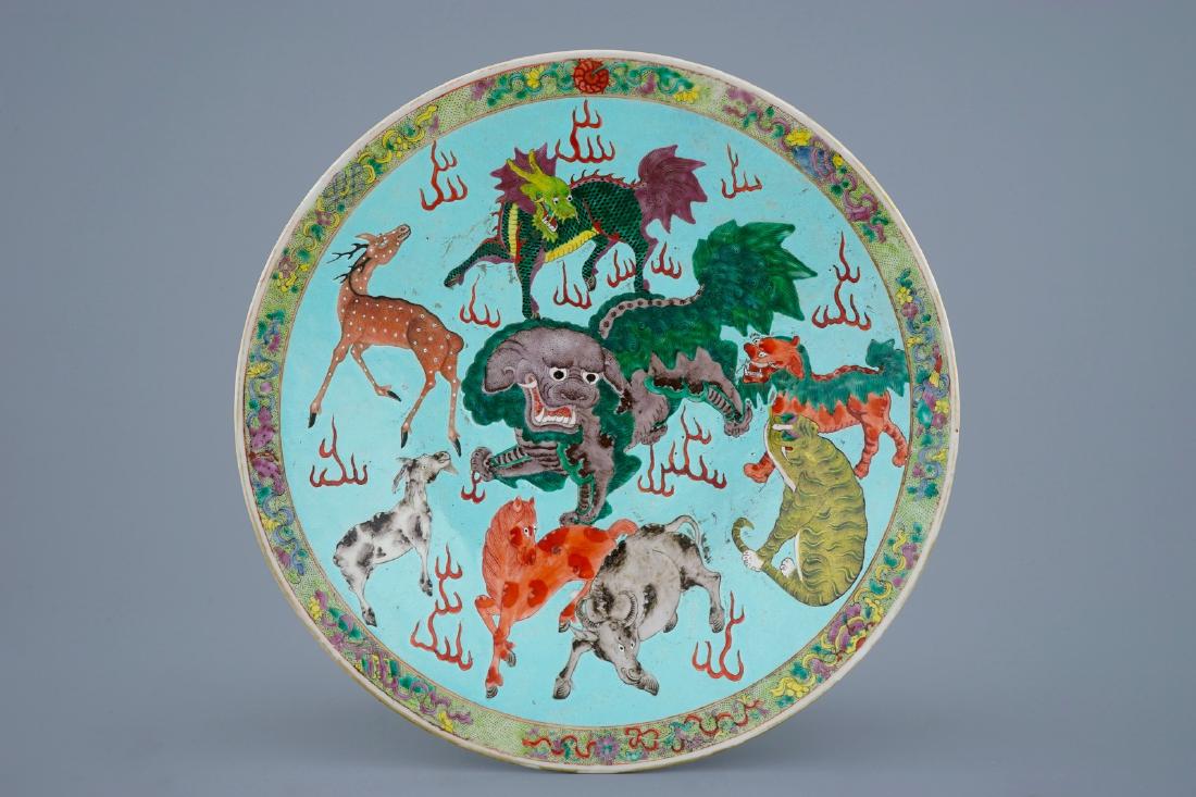A Chinese turquoise ground famille rose charger with: A Chinese turquoise ground famille rose charger with animals, 19th C. Dia.: 37,5 cm - H.: 5,5 cm