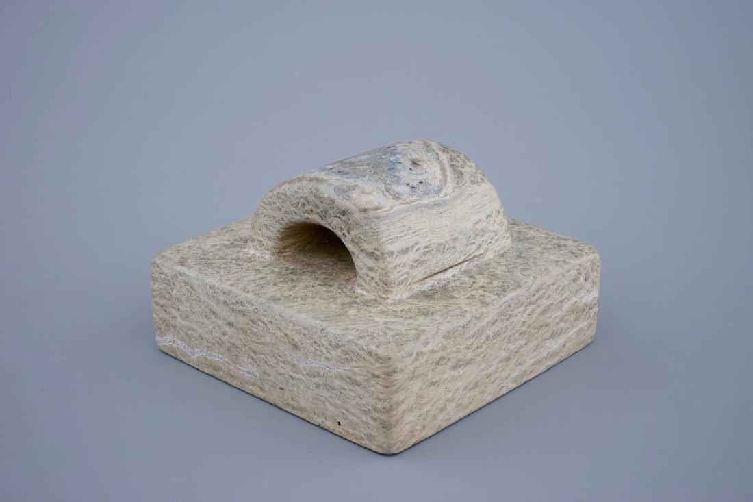 A Chinese mottled jade seal, 19/20th C.: A Chinese mottled jade seal, 19/20th C. Dim.: 10,5 x 10,5 x 6,5 cm