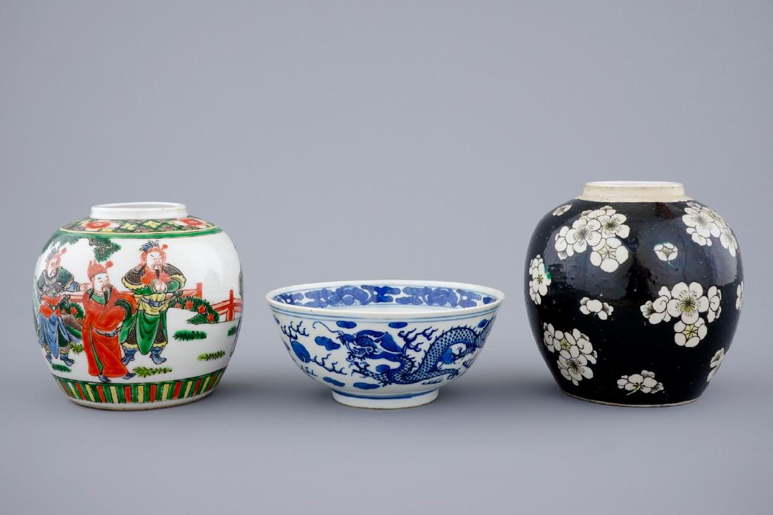2 Chinese ginger jars in famille verte and noire with a (1 of 7)