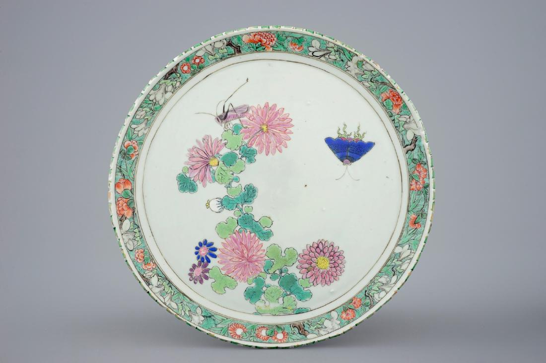 An unusual Chinese famille rose/verte plate with a: An unusual Chinese famille rose/verte plate with a decorated rim, ex-coll. August the Strong, Kangxi/Yongzheng Dia.: 23,5 cm Provenance: The incised inventory number N:191:I on the back refers to the