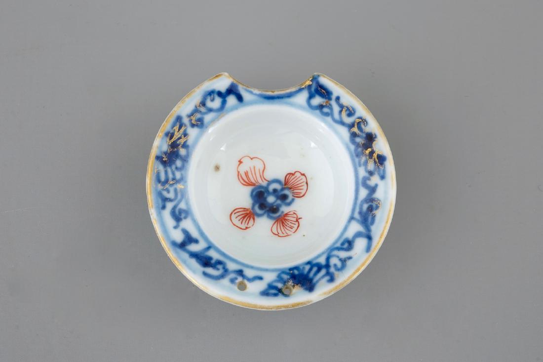 A Chinese miniature Imari style shaving bowl, Qianlong,: A Chinese miniature Imari style shaving bowl, Qianlong, 18th C. Dia.: 5 cm - H.: 1,5 cm