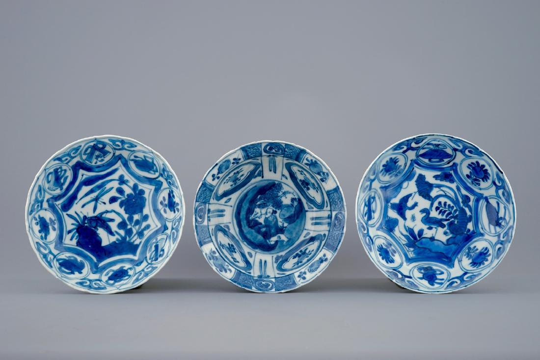 A blue and white Chinese kraak porcelain klapmuts bowl: A blue and white Chinese kraak porcelain klapmuts bowl and 2 plates, Wanli, 1573-1619 Dia.: 14 cm (the plates)