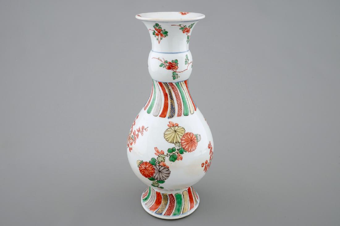 A Chinese famille verte vase with floral design, Kangxi: A Chinese famille verte vase with floral design, Kangxi H.: 26,5 cm