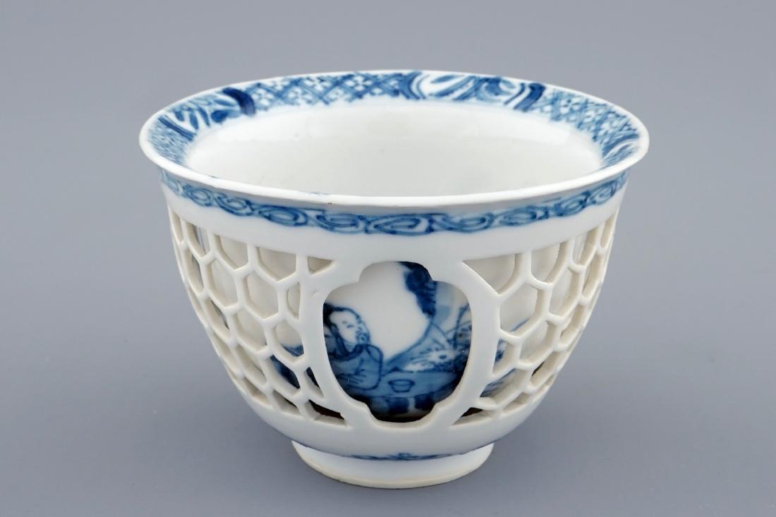 A Chinese blue and white double-walled wine cup, Kangxi: A Chinese blue and white double-walled wine cup, Kangxi Dia.: 8 cm - H.: 5,5 cm