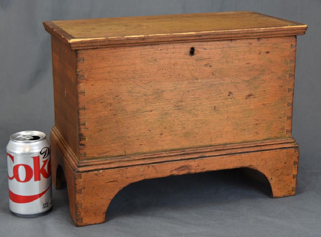 MINIATURE 19TH CENT. BLANKET CHEST, HAND DOVE TAIL (1 of 7)