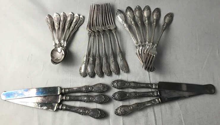 24 Piece Set Rogers Bros. "Sharon" Silver Plate: Includes 6 teaspoons,12 forks and 6 knives. Also includes a wooden storage case.