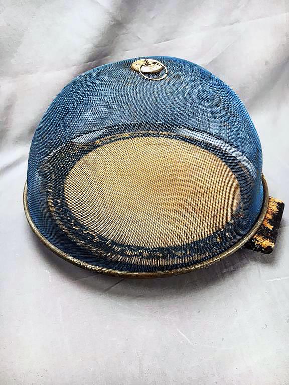 Food Screen Dome and Wooden Cutting Board (1 of 4)