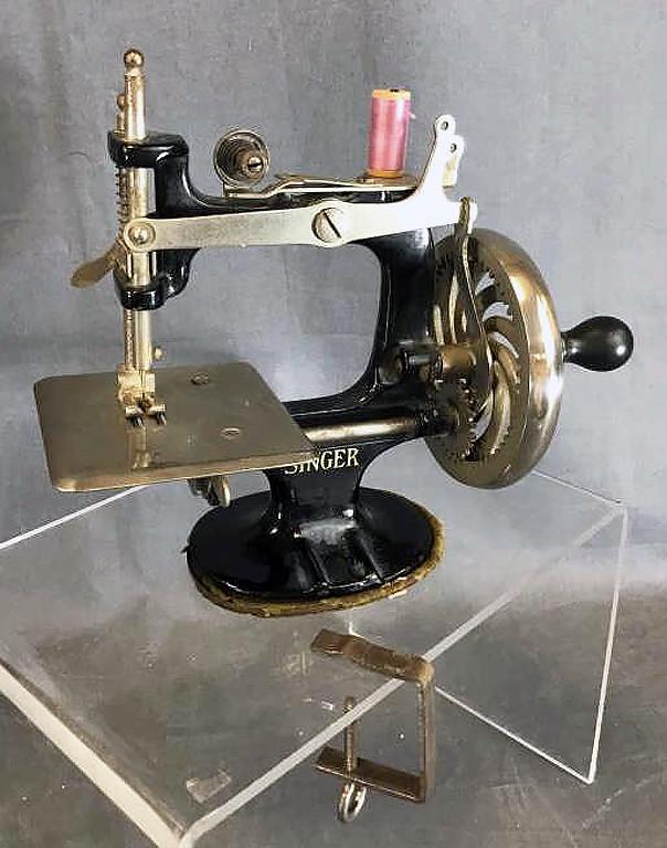 Cast Iron Table Top Singer Sewing Machine (1 of 2)