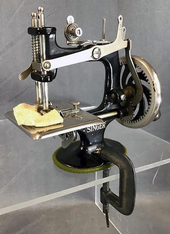Singer No. 20  Table Top Sewing Machine (1 of 3)