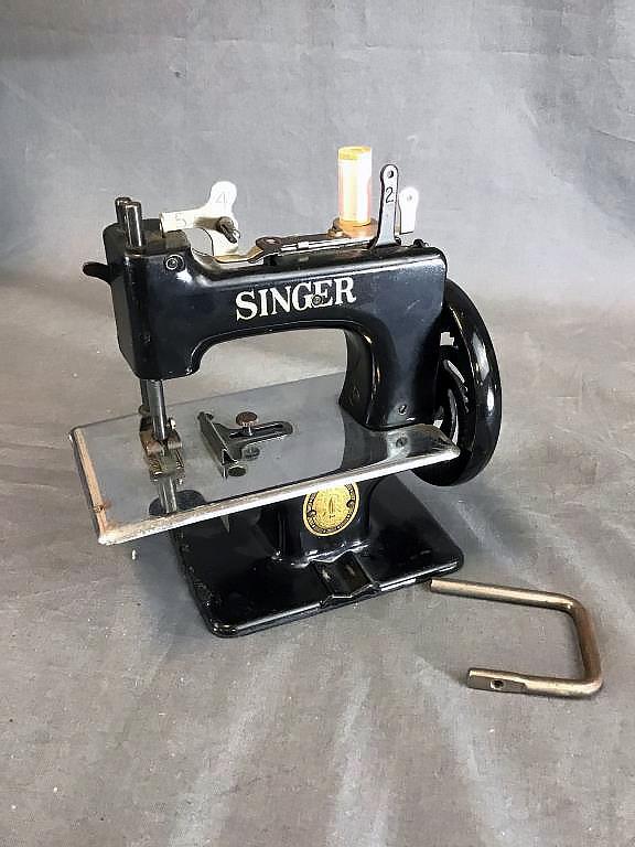 Singer Table Top Miniature Sewing Machine (1 of 2)