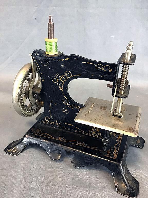 Muller Cast Iron Miniature Sewing Machine (1 of 4)