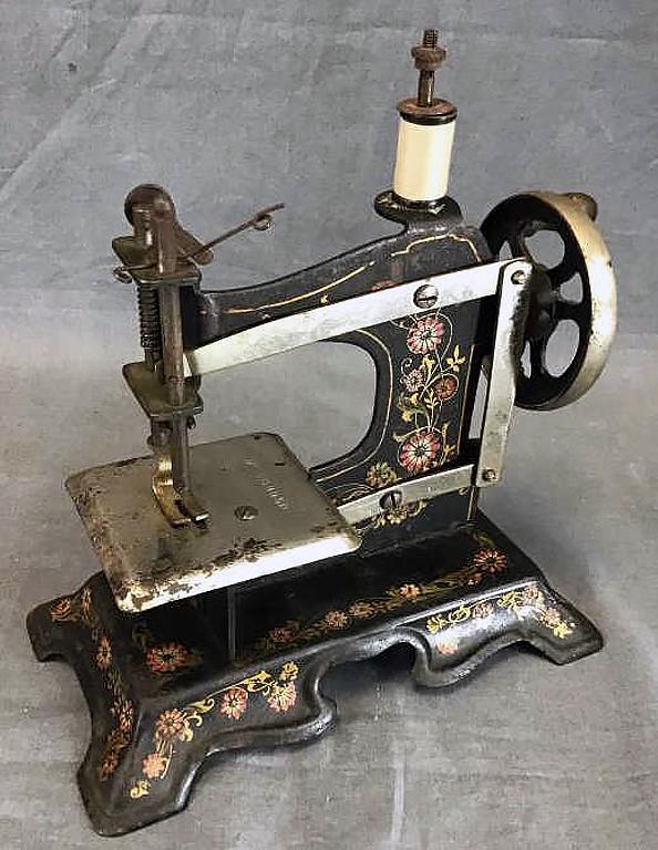Table Top Iron Miniature Sewing Machine (1 of 3)