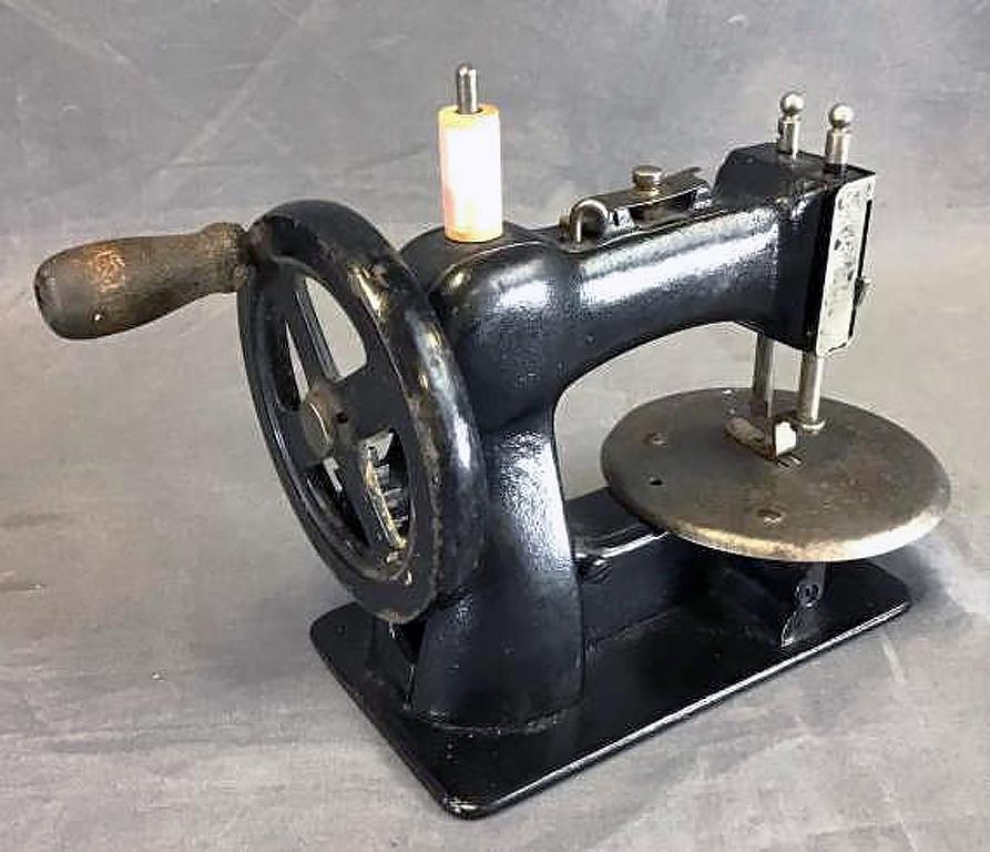Cast Iron Miniature Crank Toy Sewing Machine (1 of 3)