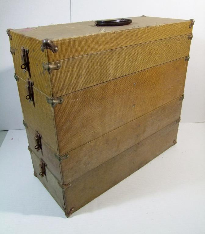 Circa 1940 Tweed Radio Technicians Travel Case: Circa 1940 5 Section Tweed Radio Technicians Travel case. Tagged “ToteMaster” by the Mastra Company. Bakelite handle, Mirror in Lid. 10”x23”x22” high. Shipping Handled by Auction House.