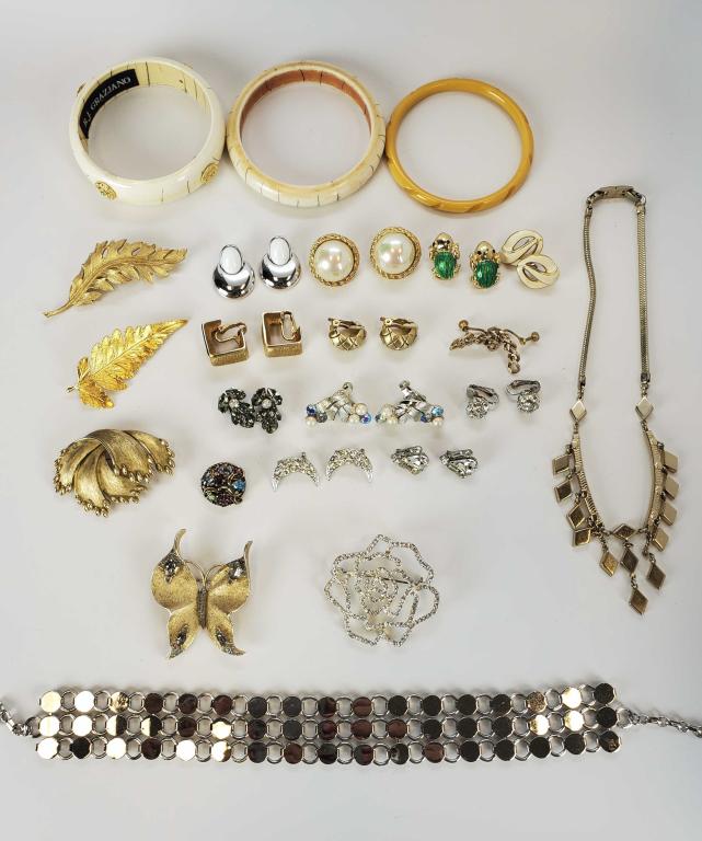 Women's Fashion Jewelry Lot: A mixed lot of signed pieces. Bracelets by R.J.Graziano, earrings, brooches and necklaces. Coro,Carol Lee, Regel ,Monet, Trifari.
