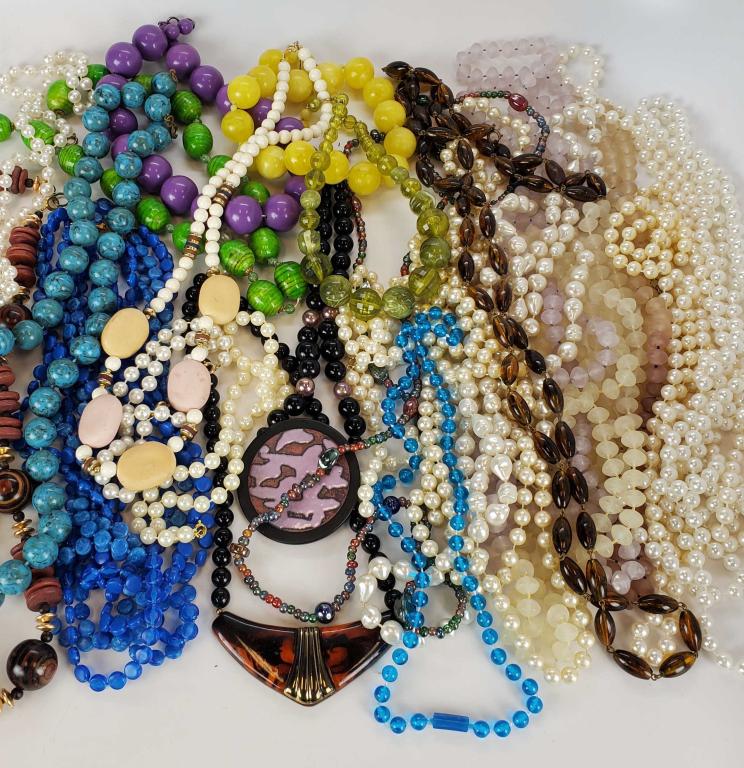 Large Lot Of Vintage Women's Jewelry (1 of 7)