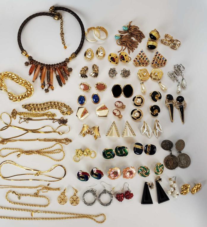 Large Lot Of Women's Costume Jewelry (1 of 7)