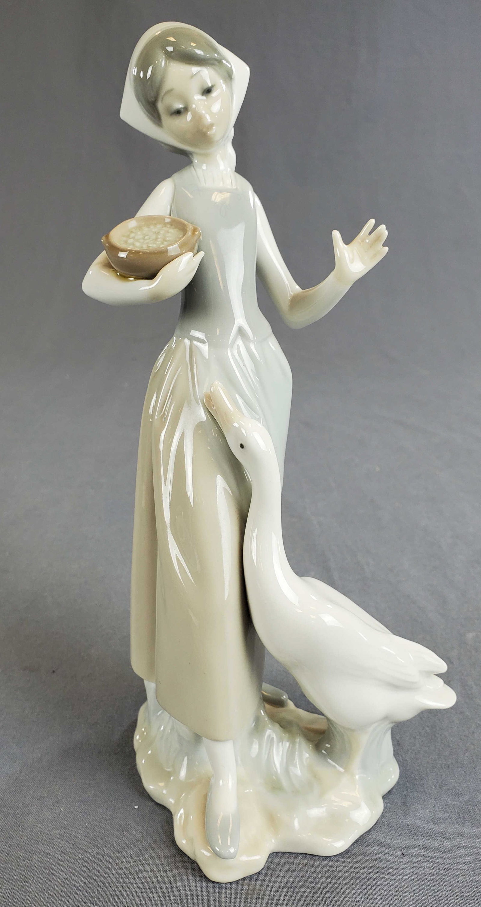 Lladro Figurine Lady Feeding Duck (1 of 6)