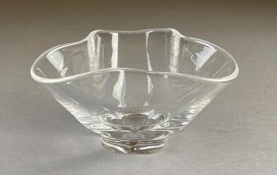 Steuben Trefoil Bowl Donald Pollard: Hand blown Steuben bowl designed by Donald Pollard. 3-1/8" tall.