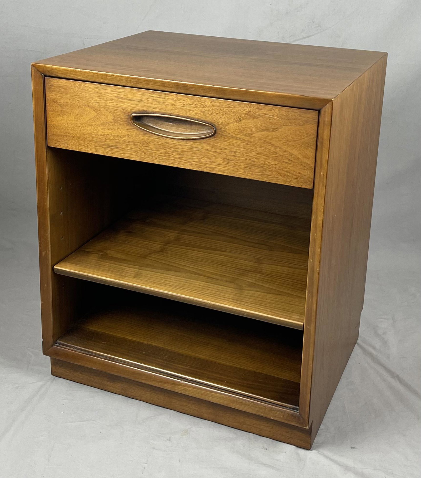 Henredon Midcentury Circa '60 Walnut Nightstand (1 of 8)