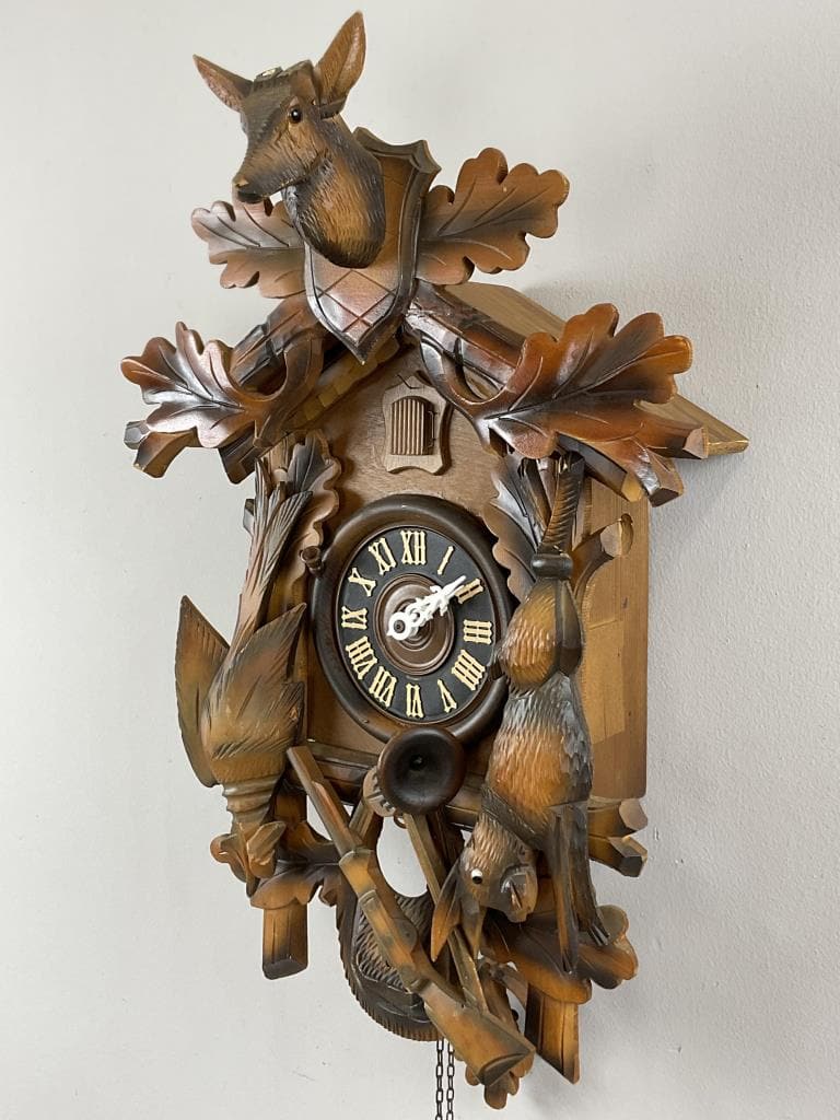 8 Day Hunters Motif Cuckoo Clock (1 of 15)