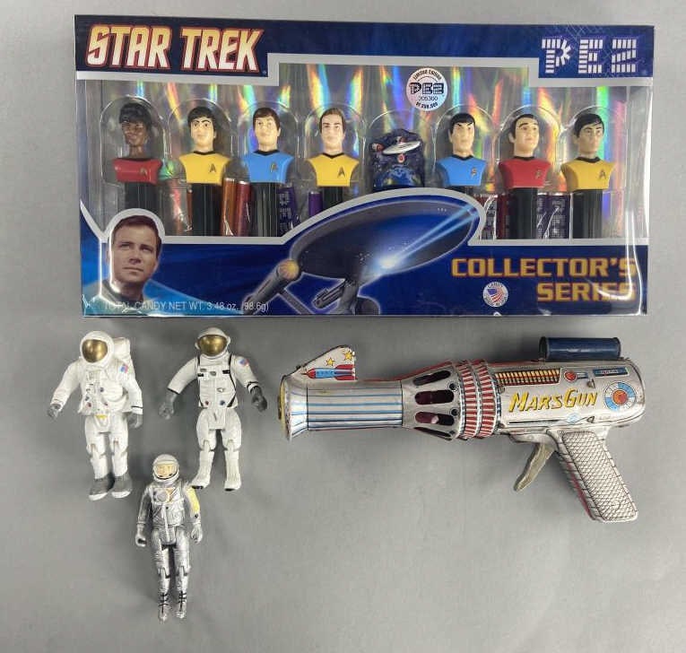 Star Trek Pez Mars Gun Daiya, APII Astronauts: Star Trek Pez Dispenser Collector's Set featuring characters fro the Original Series, still sealed in original packaging. Mid Century Mars Gun by Daiya, made in Japan. Three NASA astronaut action figu