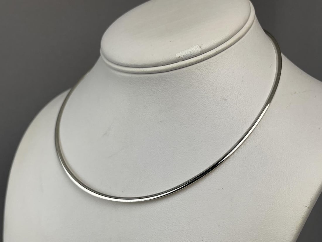 14K 16'' Two Tone Reversible Omega Necklace: 14K yellow gold and white gold reversible omega choker chain. TOTAL WEIGHT: 10.01 grams SHIPPING: In-House Shipping Available for this lot. Please read our Shipping Terms and Conditions and Shipping P