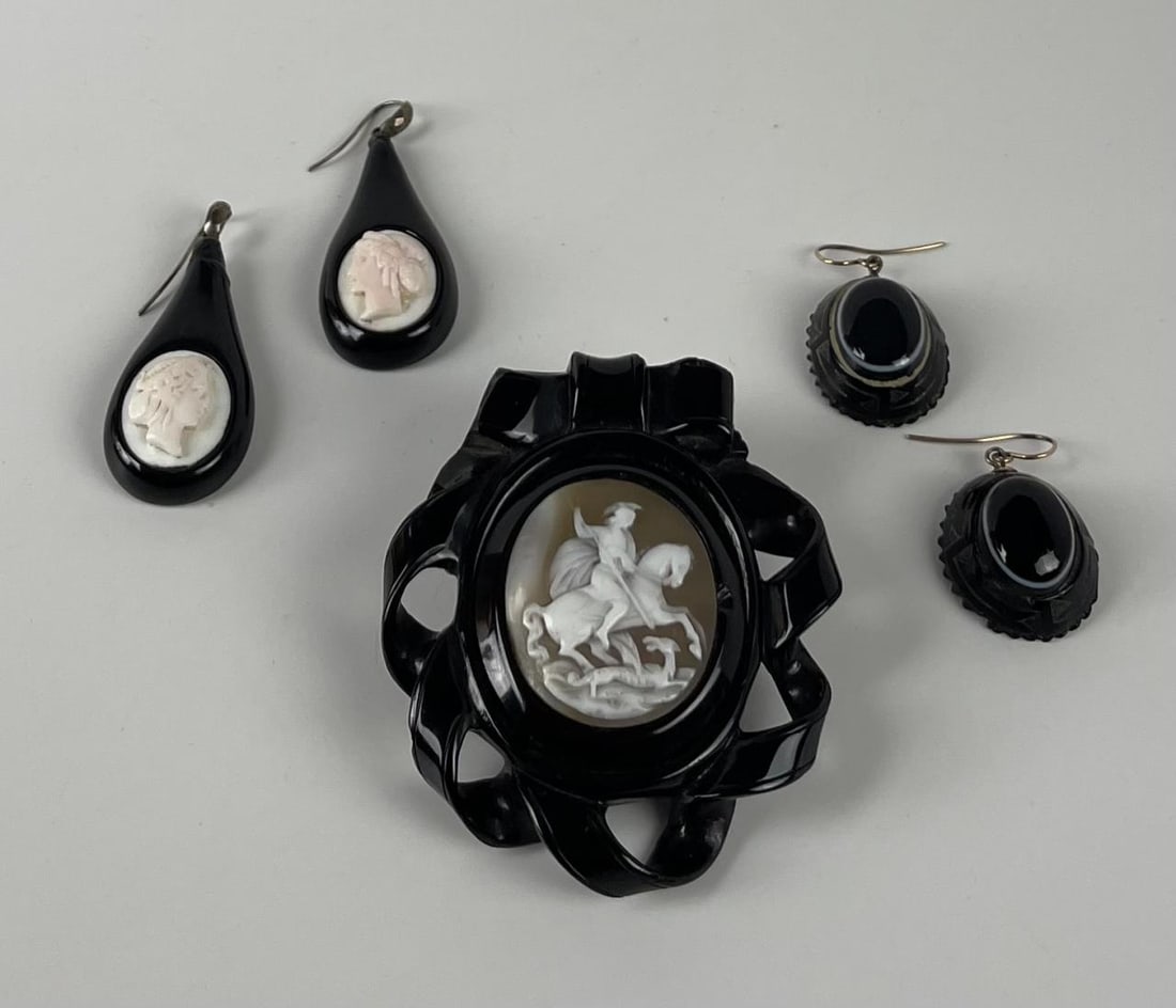 Victorian Jet, Agate and Cameo Brooch, Earrings (1 of 12)