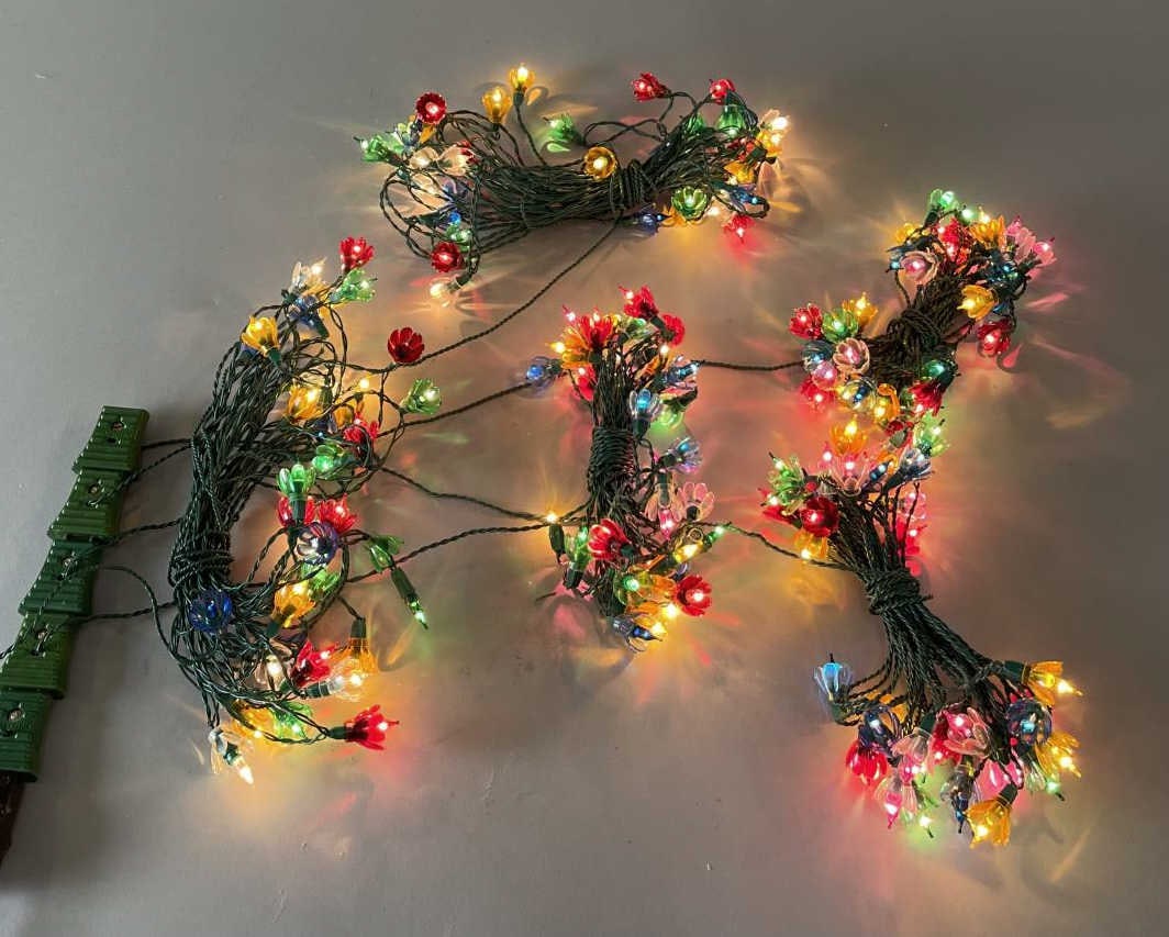 5 Strings Midcentury Italian Xmas Tree Lights: Marked "Targetti, Made in Italy" 5 strings of miniature Christmas tree lights. CONDITION: They have been working while being cataloged. SHIPPING: In-House Shipping Available for this lot. Please read 