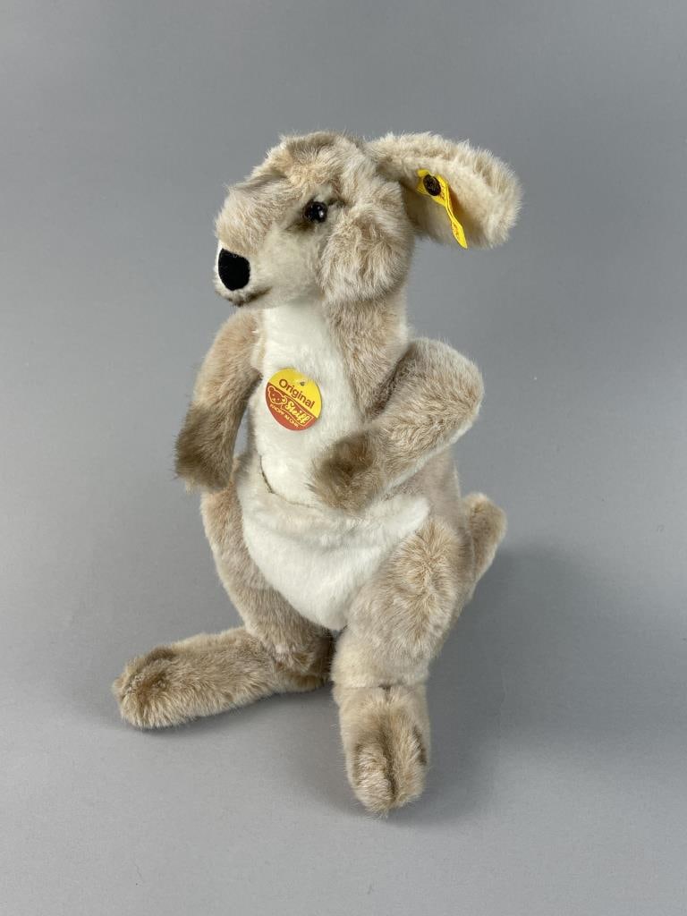 Vintage Steiff Linda Kangaroo No Baby: 0710/35Appx 13'' Steiff button and tag SHIPPING: In-House shipping available. Please read our Shipping Policies prior to bidding.