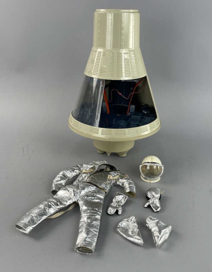 Vintage Hasbro GI Joe Space Capsule W/ Space Suit (1 of 10)