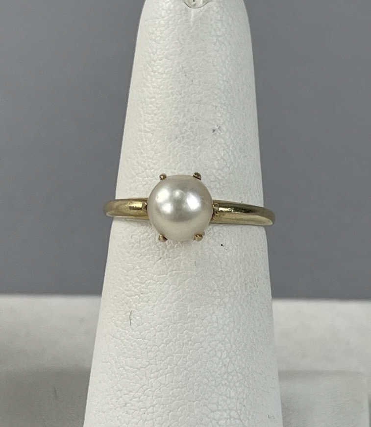 Ladies 14K Yellow Gold Cultured Pearl Ring: Size 5 1/26.5mm 2.41 grams total weight