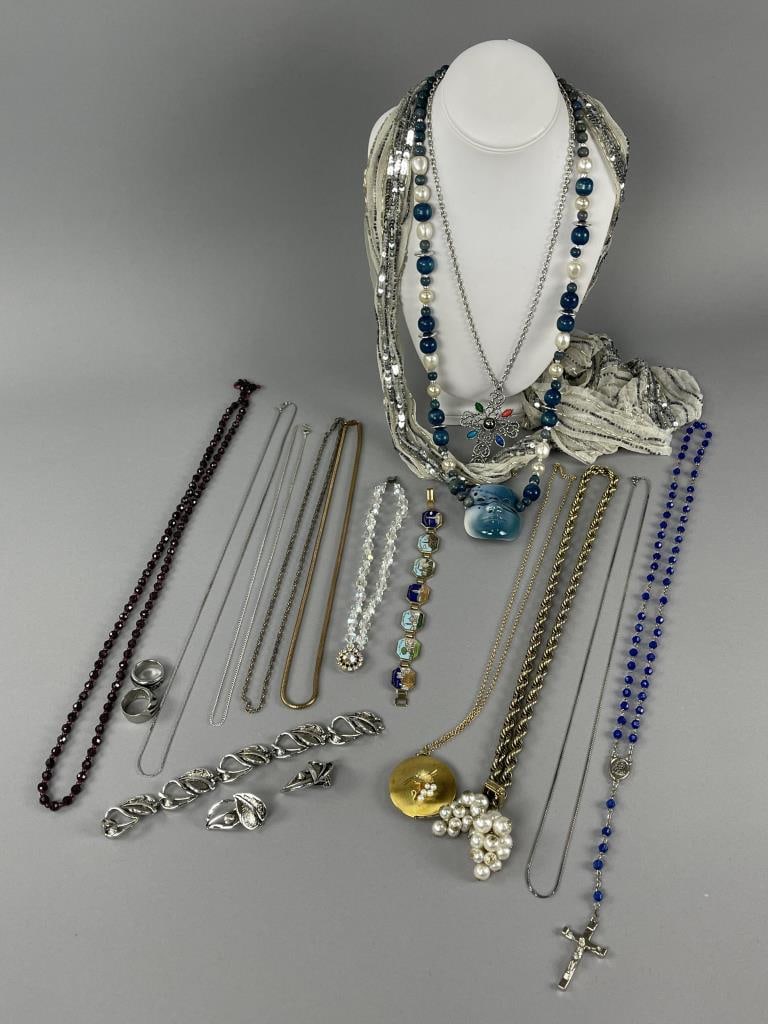 Silver and Gold Tone Costume Jewelry (1 of 4)