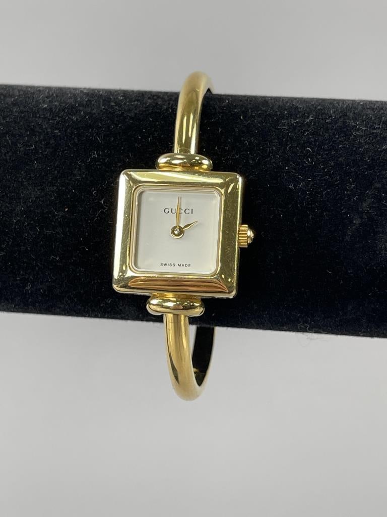 Ladies Gucci 1900L Gold Tone Bangle Wrist Watch (1 of 3)