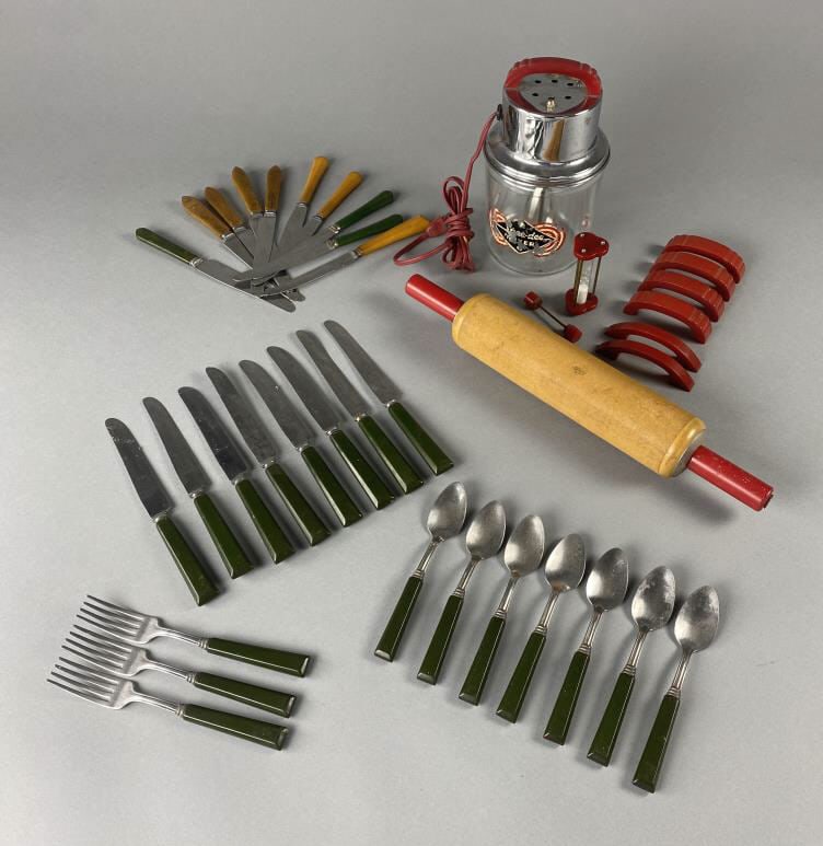 Bakelite Flatware and Kitchen Collictibles (1 of 7)