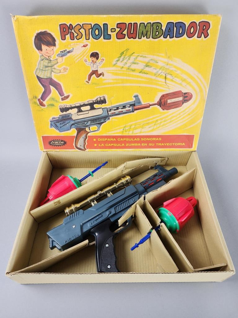 Lemssa Pistol-Zumbador: Toy pistol zumbador. In original box with nice graphics of kids playing with gun. Box has cardboard inserts and contains pistol, removable scope, and two projectiles. Appx 14'' x 8''