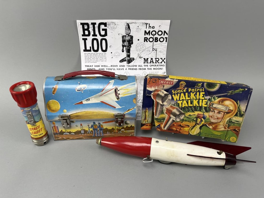 Space Signal Siren, Patrol Walkie Talkie, Thermos (1 of 9)